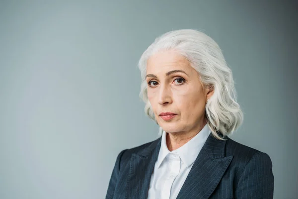 Mujer de negocios senior en traje — Foto de Stock