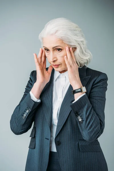 Mujer de negocios senior en traje —  Fotos de Stock