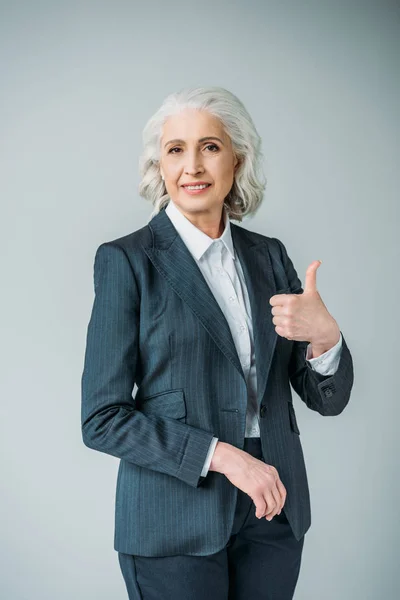 Mujer de negocios senior en traje — Foto de Stock