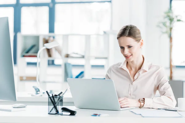 Bizneswoman pracuje na laptopie w biurze — Zdjęcie stockowe