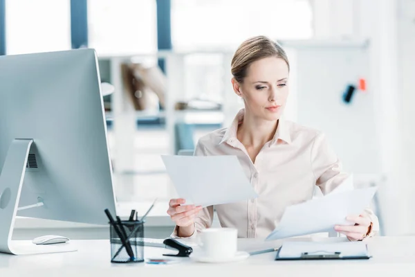 Businesswoman working with documents at office — Stock Photo, Image