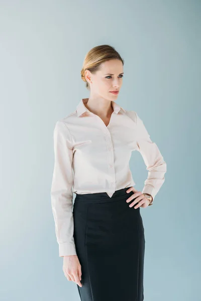 Caucasiana empresária posando e olhando para o lado — Fotografia de Stock