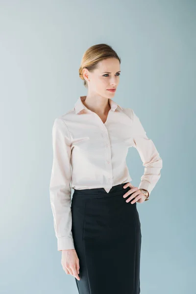 Caucasian businesswoman posing and looking aside — Stock Photo, Image