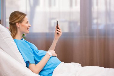 hamile kadın ile smartphone