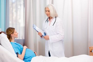 Doktor ve hamile kadın 