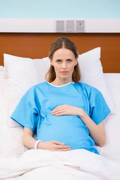 Mulher grávida caucasiana — Fotografia de Stock