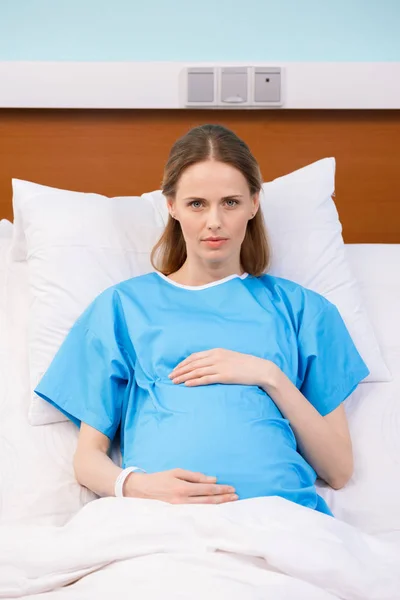 Kaukasiska gravid kvinna — Stockfoto