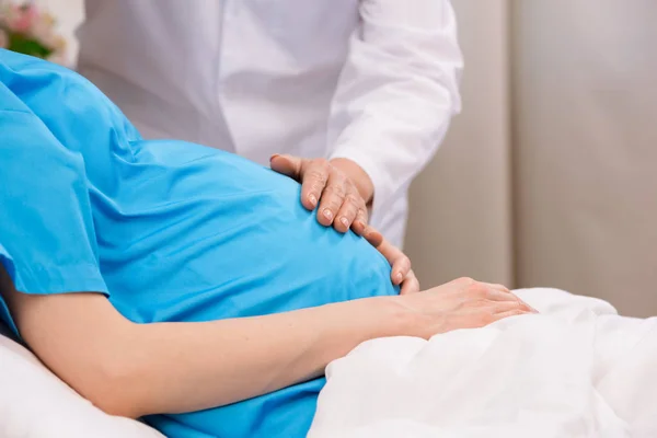 Lekarz i kobieta w ciąży — Zdjęcie stockowe