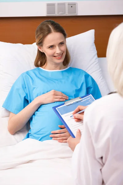 Doctor and pregnant woman — Stock Photo, Image