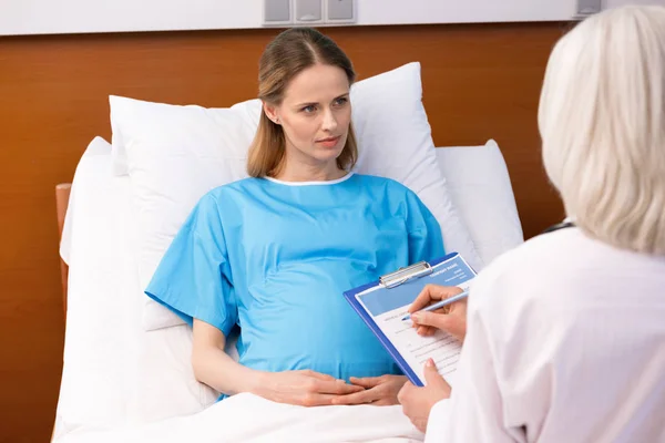 Médico y mujer embarazada — Foto de Stock