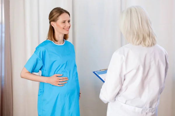 医師と妊娠中の女性 — ストック写真