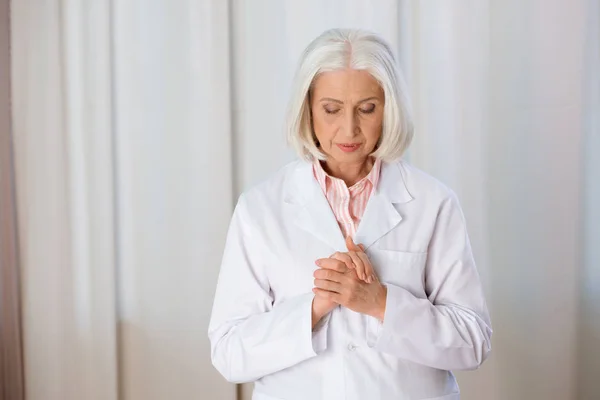 Medico anziano in camice bianco — Foto Stock