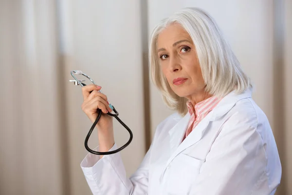 Médico sênior em casaco branco — Fotografia de Stock