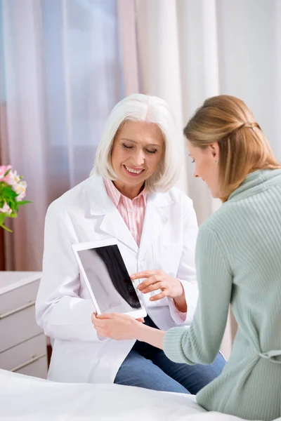 Médico e paciente com tablet digital — Fotografia de Stock