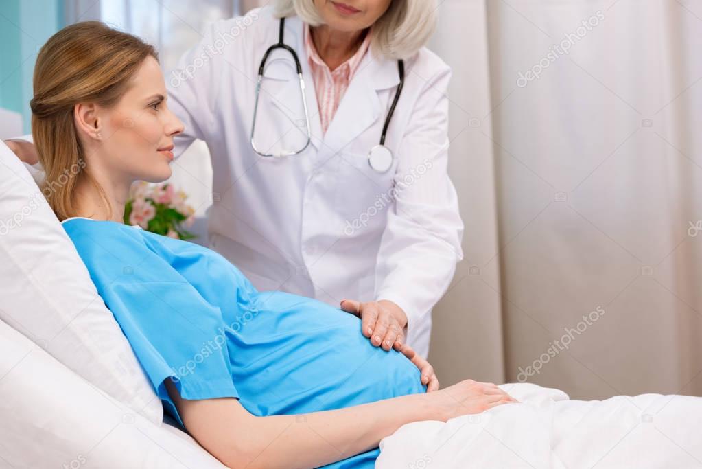 doctor and pregnant woman 