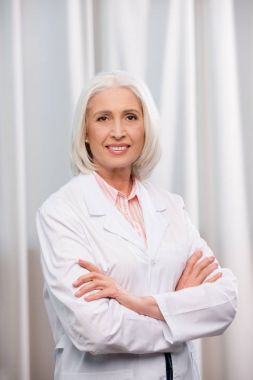 Beyaz önlük kıdemli doktor