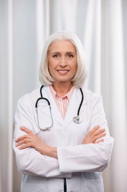 Beyaz önlük kıdemli doktor