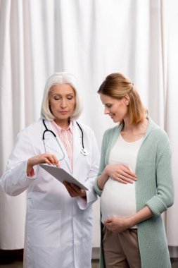 2 doktor ve hamile kadın