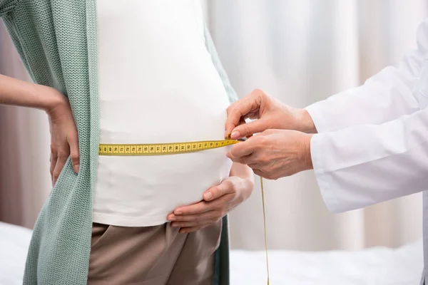 Doctor measuring belly of pregnant woman — Stock Photo, Image