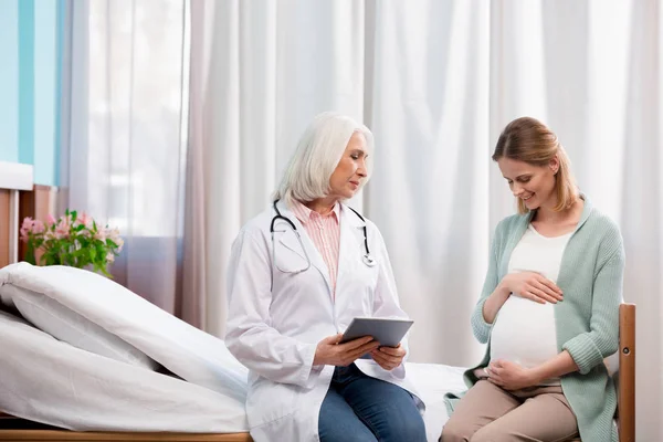 Médico y mujer embarazada —  Fotos de Stock