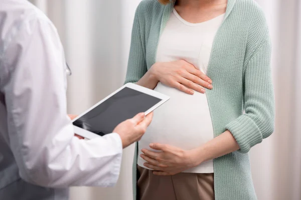 Médico e mulher grávida — Fotografia de Stock