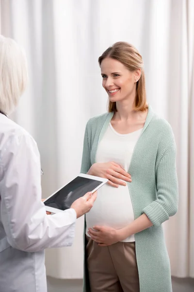 Médico y mujer embarazada —  Fotos de Stock