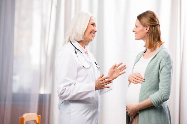 pregnant woman talking with doctor