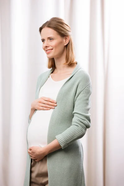 Fiatal mosolygó terhes nő — Stock Fotó
