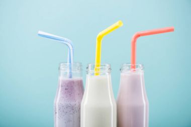 Lezzetli milkshakes cam şişelerde 