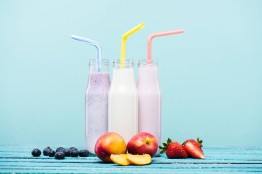 Meyve ile çeşitli milkshakes 