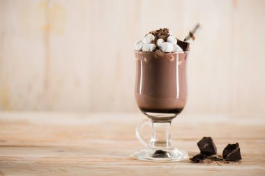 Marşmelovlu çikolatalı milkshake. 