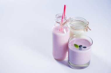 taze berry milkshake cam içinde