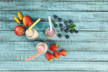 milkshakes meyveler ve meyve ile cam şişelerde