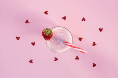 Çilekli milkshake cam bardağı taşıran damla içme ile