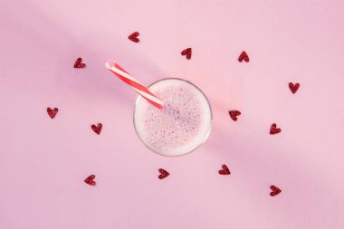 Çilekli milkshake cam bardağı taşıran damla içme ile