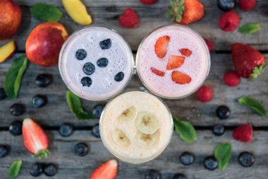 muz ve berry milkshakes gözlük