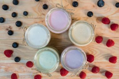 kavanoz berry milkshake ve çilek ile