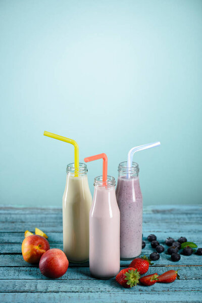 молочные коктейли в стеклянных бутылках
  