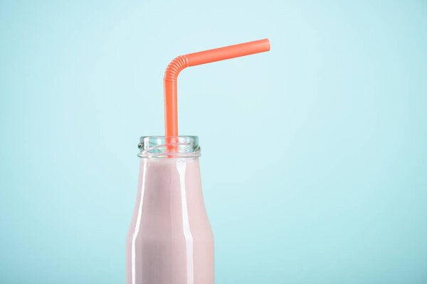 молочный коктейль в стеклянной бутылке
 