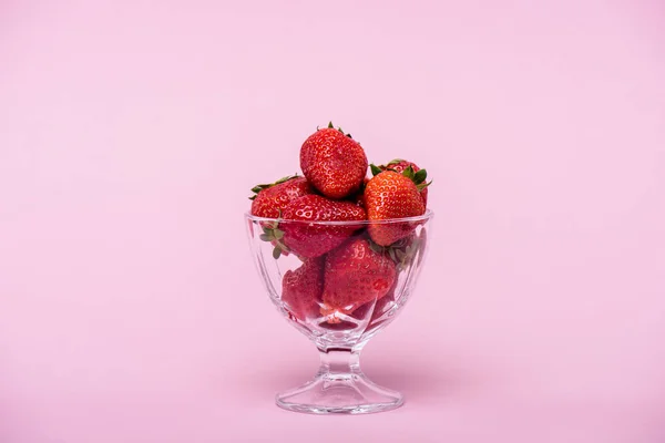 Fresas frescas en tazón de cristal — Foto de Stock