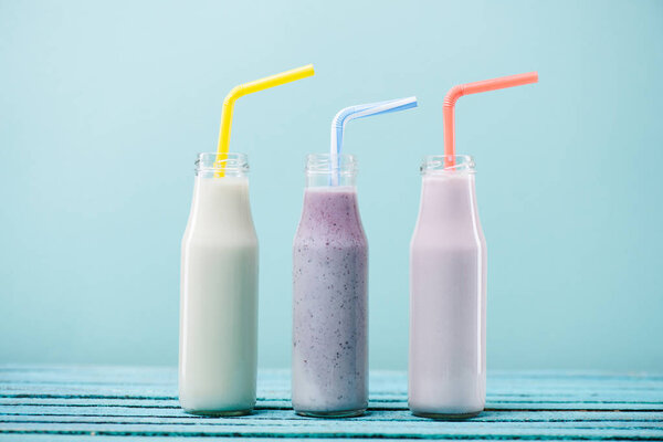 молочные коктейли в стеклянных бутылках
 