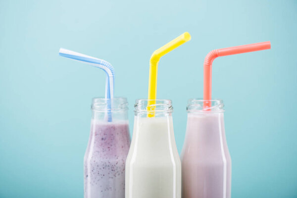 Вкусные молочные коктейли в стеклянных бутылках
 