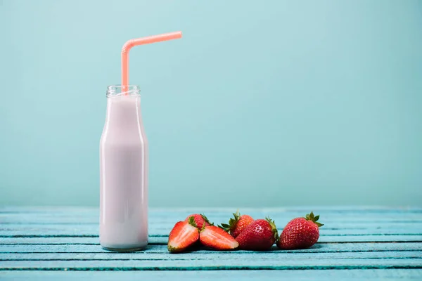 Leckerer Erdbeer-Milchshake — Stockfoto