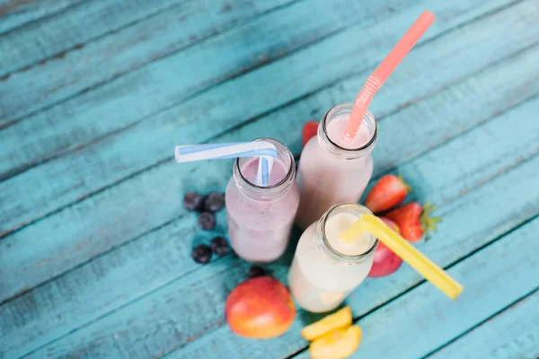 Berbagai milkshake dengan buah-buahan — Stok Foto