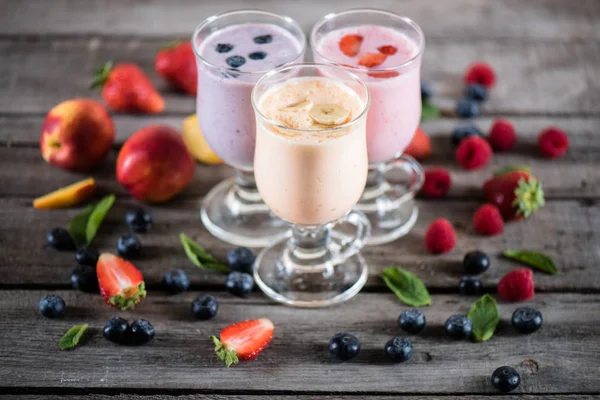 Various milkshakes with fruits — Stock Photo, Image