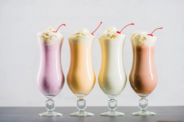 Különféle édes tejes turmixokat, szemüveg — Stock Fotó