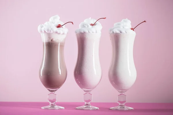 Divers milkshakes sucrés dans des verres — Photo