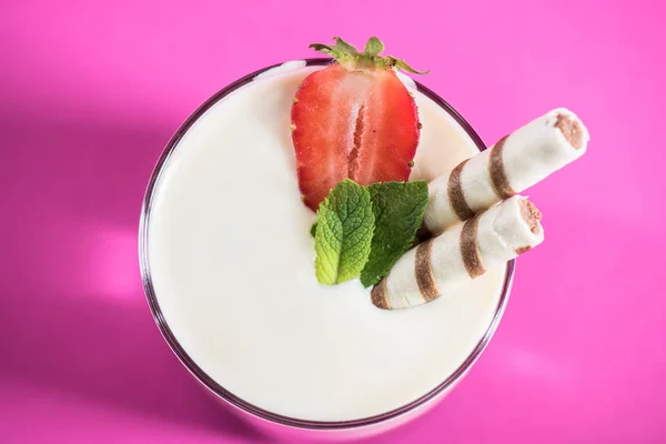 Verse milkshake met aardbeien en munt — Stockfoto