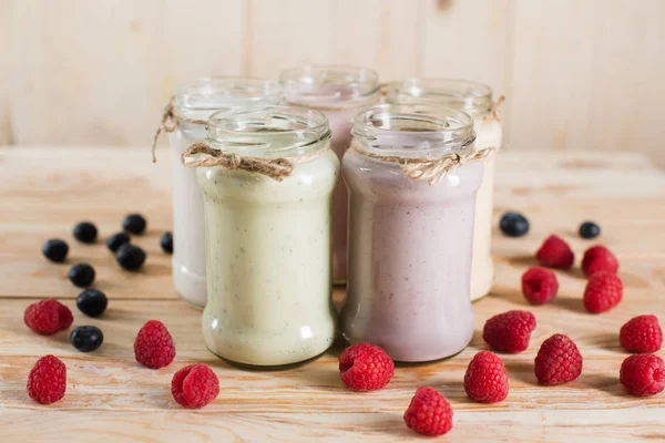 Különböző friss bogyó milkshakes — Stock Fotó