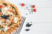 2 italské pizzy na ubrousek